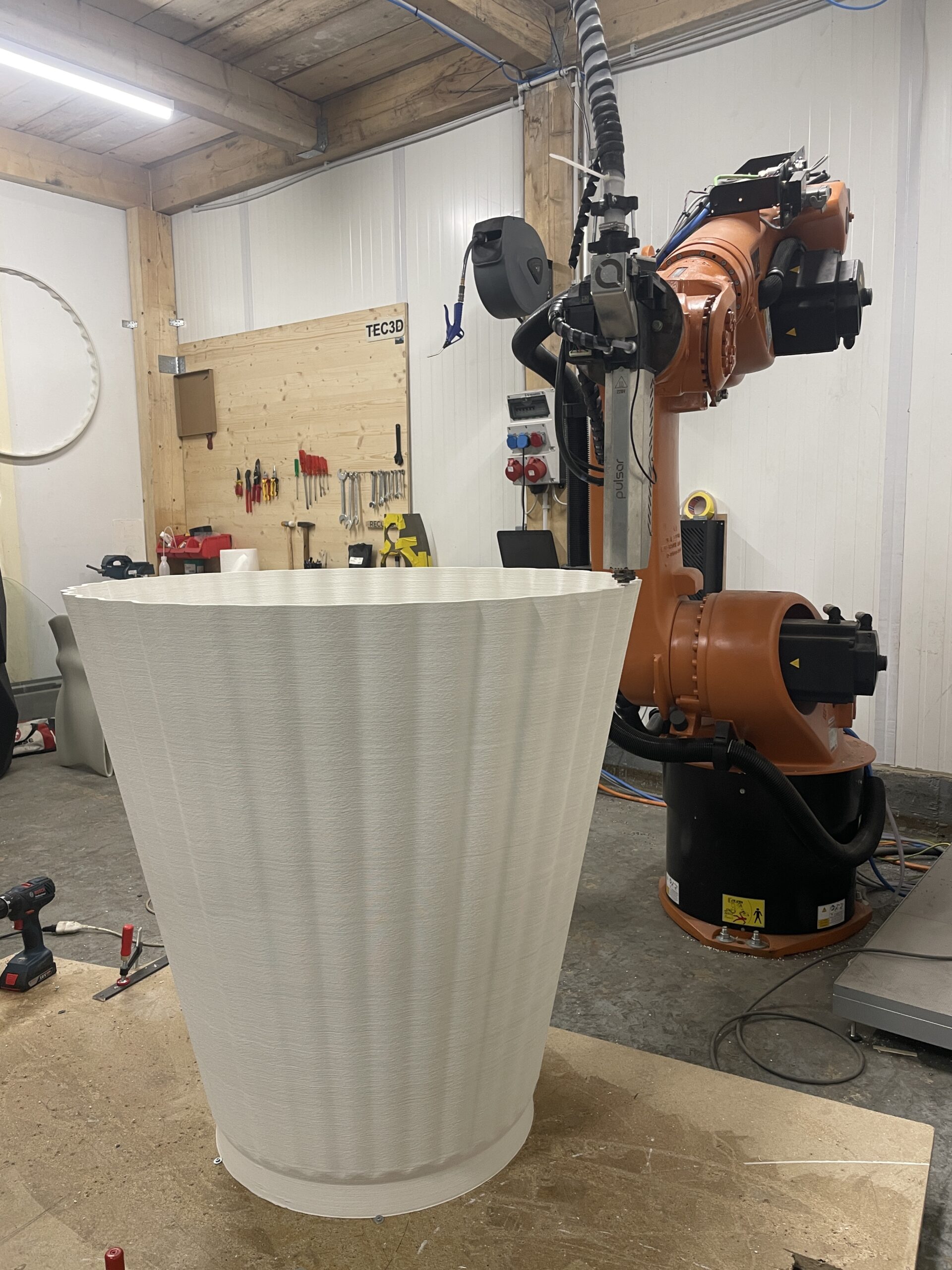 Robot KUKA 6 axes Tec3D avec une pièce LFAM grand format dans l'atelier de Saillon